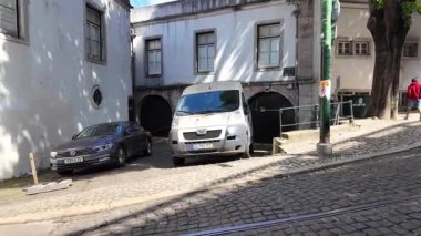 Lizbon 'daki eski Avrupa sahnesinde Portekiz sokak yürüyüşünü daralt