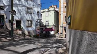 Avrupa 'nın eski kasabası Lizbon dar sokaklarında geziyor