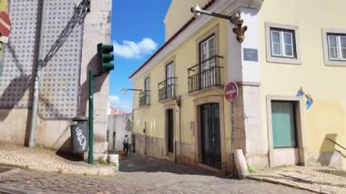 POV yürüyüşü dar Lizbon geçidi seyahat vibe eski şehir Avrupa