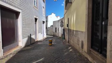 POV yürüyüşü Lizbon dar eski Avrupa turizmi hissi