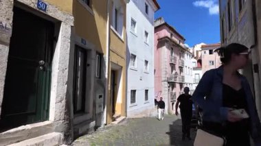 Lizbon dar şehir yürüyüşü POV caddesi eski kasaba Avrupa cazibesi