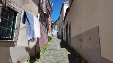 Lizbon 'da dar bir Portekiz sokağı POV Avrupa seyahati kavramı