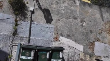 Şehrin yolu Lizbon 'da POV yürüyüşü. Portekiz dar eski sokak manzarası.