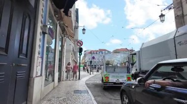 Şehir turizmi kavramı Lizbon dar sokak yürüyüşü POV Avrupa cazibesi