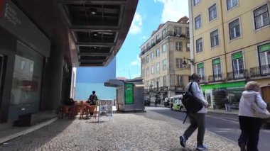 Lizbon şehrinin dar sokaklarında POV turizmi Avrupa 'nın eski kasabasında