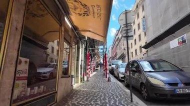 POV Lizbon Avrupa 'da dar sokaklar, eski şehir seyahati havası