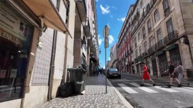 Avrupa 'yı dolaş Lizbon Dar bir ara sokakta yürü