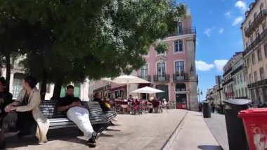 Lizbon caddesinde yürüyen eski Avrupa sokak turisti