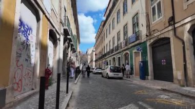 Portekiz eski şehir caddesinde POV Lizbon dar sokak gezisi titreşimleri