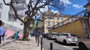 Eski Avrupa kenti Lizbon dar kaldırımlı POV turist gezisi