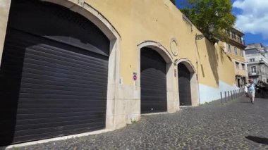 POV Lizbon 'da yürüyor. Portekiz dar bir ara sokak Avrupa seyahat ortamı.