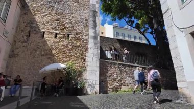 Lizbon sokak manzaralı dar sokaklar POV Avrupa 'yı geziyor şehir havasında