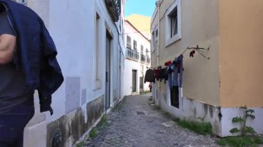 Lizbon dar kaldırım taşı yürüyüşü POV Avrupa cazibeli şehir sokak seyahati
