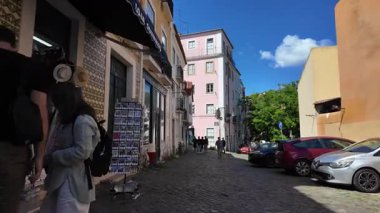 Lizbon turizmi kavramı Avrupa 'nın eski kentinde dar bir sokakta yürüyor