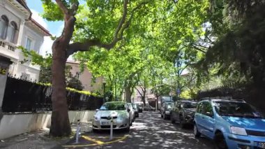 Lizbon şehir yolunu daralt turist yürüyüş noktası Avrupa mimarisi