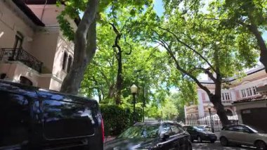 Lizbon 'da POV yürüyüşü tarihi sokak gezisi Avrupa' nın dar kaldırımlı yolu