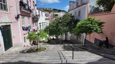 Lizbon kaldırımlı sokak yürüyüşü eski şehir POV dar sokak Avrupa seyahat manzarası