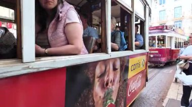 Lizbon tarihi merkezi POV yürüyüşü kaldırımlı yol manzaralı turist kentsel Avrupa seyahat titreşimlerini keşfediyor