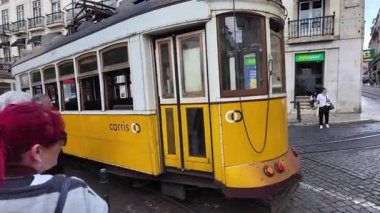 Lizbon sokak manzaralı POV Avrupa 'da tatil sahnesi kaldırım taşı yolu eski şehrin tarihi mimarisi gündüz vakti