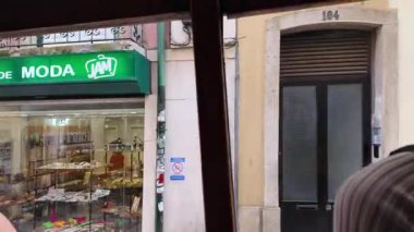 28 numaralı tramvay klasik Lizbon yolculuğu, Portekiz 'deki dar virajlı caddelerin pov çekimi.