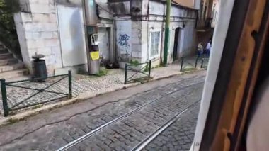 Lizbon 'da ünlü tramvaya binmek, Avrupa sokaklarının pov' u