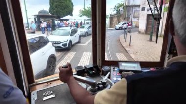 Lizbon tramvayı 28 klasik manzara içeriden, pov manzaralı dar sokaklar