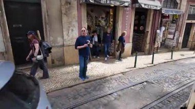 Lizbon 'a giden 28 numaralı tramvayla, eski dünya sokaklarında ve dar yollarda