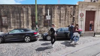 Lizbon tramvayı 28 vitrininden şehir manzarası pov, klasik Portekiz sokak gezisi