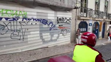 Portekiz tramvayı 28 pov görüntüsü büyüleyici Lizbon sokaklarını geçiyor