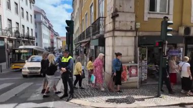 Lizbon 'da klasik tramvay yolculuğu, klasik Portekiz geçitlerinde pov görüntüsü.
