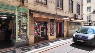 Portekiz tramvayı 28 numaralı manzara içeriden, Lizbon 'daki eski şehir sokakları pov