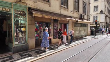 Tarihi Lizbon tramvayı 28 'den manzara, büyüleyici eski kaldırımlı yollar