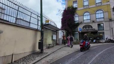 Lizbon tramvayı 28, dar virajlı sokaklar ve şehir kültürü manzarası