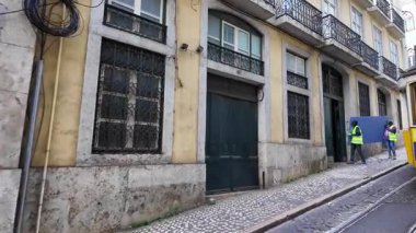 Pencereden Lizbon tramvayı 28, dar Avrupa sokakları ve ikonik şehir manzarası