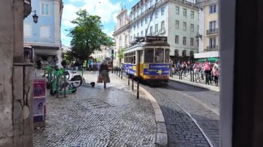 Klasik tramvay 28 Lizbon perspektifi içeriden, ikonik tramvay dar yollarda seyahat