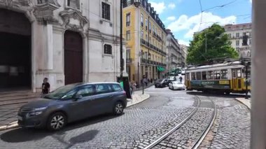 Lizbon tramvayı 28 'in içinde, tarihi tramvay yolu boyunca pov