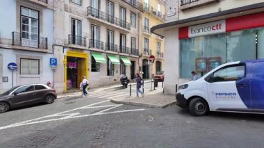 28 numaralı tramvay Lizbon pov 'u Portekiz' in dar sokaklarında sürüyor.