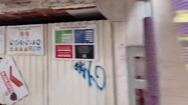 Lizbon 'da şehir tramvayı. Pencere pov, eski şehir cazibesi ve Avrupa keşiflerinden görülüyor.