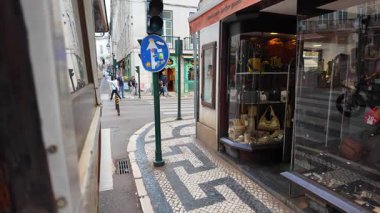 Lizbon tramvayı 28 seyahat pov dar sokaklar, Avrupa tatil stoğu video teması