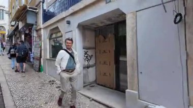 Manzaralı tramvay 28 Lizbon penceresi manzaralı, büyüleyici Portekiz başkentinde dar bir ara yol.