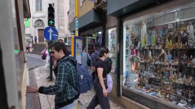 Lizbon 'dan gelen sokak pov 28 numaralı tramvay, Portekiz' in en iyi turizmi