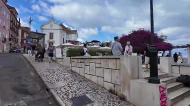 Portekiz tramvayı yolcu koltuğundan 28 pov, ünlü Lizbon sokak manzarası, turistik eğlence.