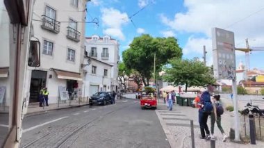 Lizbon 'da 28 numaralı tramvayın manzaralı durağı dar sokaklar, Avrupa şehir seyahati anı