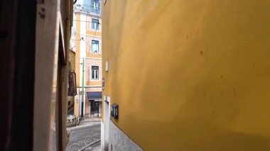 Lizbon 'un 28 numaralı tramvayı tarihi yolları, mükemmel turizm ve keşif sahnesini geziyor.