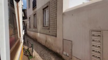 Lizbon 'da 28 numaralı tramvayın vitrininde Portekiz' in eski ve güzel sokaklarında geziniyor.