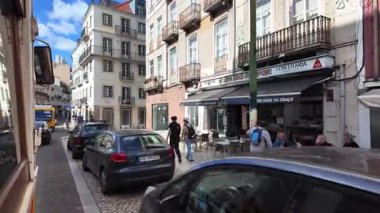 Lizbon tramvayı 28, tramvay pov penceresi manzaralı, eski Avrupa şehrinde dar yollar