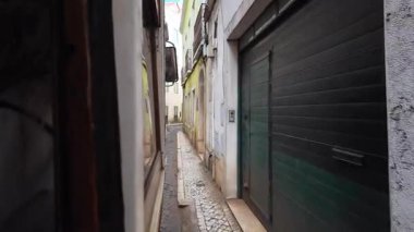 Lizbon tramvayı 28, tramvay pov penceresi manzaralı, eski Avrupa şehrinde dar yollar