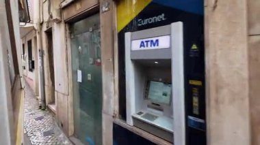 Lizbon tramvayı 28, tramvay pov penceresi manzaralı, eski Avrupa şehrinde dar yollar