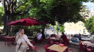 Lizbon tramvayı 28, tramvay pov penceresi manzaralı, eski Avrupa şehrinde dar yollar