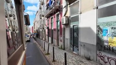 ünlü tramvay 28 Lizbon pov view, miras tramvayı eski şehir boyunca, Portekiz seyahat konsepti